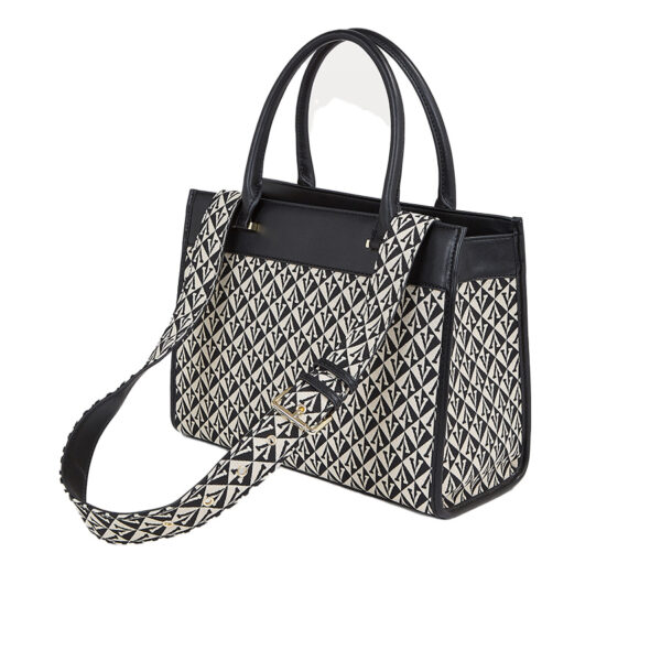 Josh V Shopper Rosalie Zwart