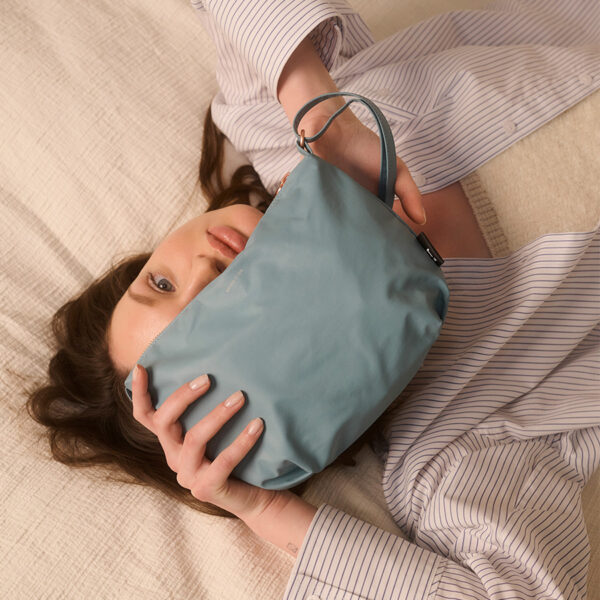 Tinne+Mia Cross body Feel Good Baggy  stone blue | BRING IT ON